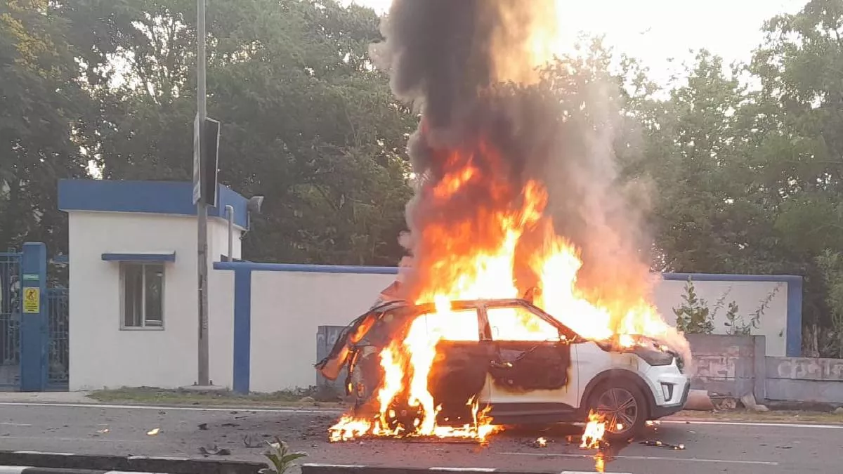 जमशेदपुर में दिल दहलाने वाली घटना, चलती कार में आग लगने से युवक जिंदा जला, लोग बनाते रहे वीडियो