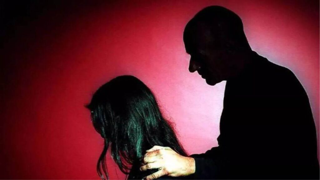 बिहार में शिक्षक की करतूत कैमरे में हुई कैद, स्कूल के अंदर रंगरलियां मनाते पकड़े गए