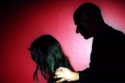 बिहार में शिक्षक की करतूत कैमरे में हुई कैद, स्कूल के अंदर रंगरलियां मनाते पकड़े गए