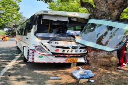 चतरा से कोडरमा जा रही बस पेड़ से टकराई, दो दर्जन यात्री हुए घायल