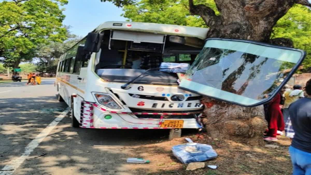 चतरा से कोडरमा जा रही बस पेड़ से टकराई, दो दर्जन यात्री हुए घायल