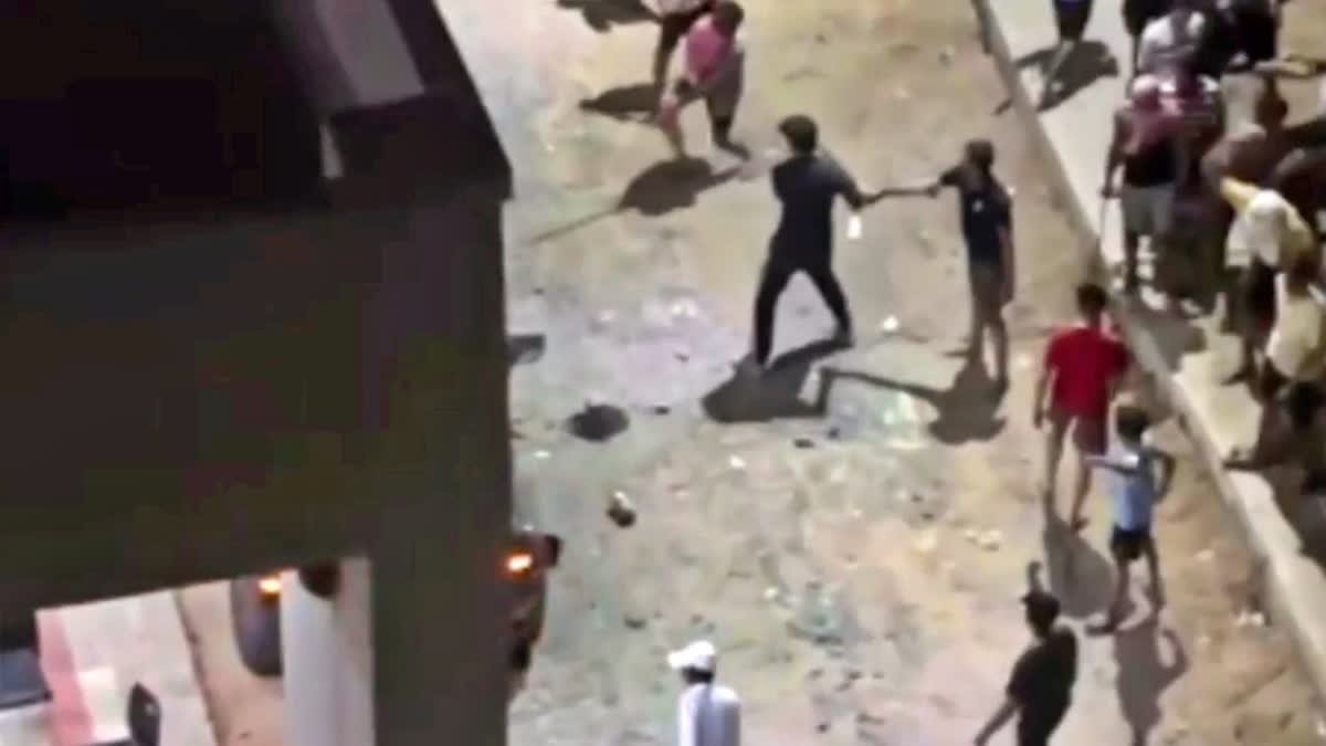 धनबाद के BIT सिंदरी में जमकर हुई मारपीट, एक गुट ने दूसरे गुट को लाठी-डंडा-हॉकी स्टीक और रॉड से मारा, जमकर हुई तोड़फोड़