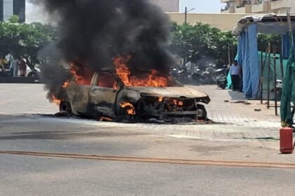 रांची में कार में लगी अचानक आग से अफरातफरी, सेल सिटी में हुआ हादसा