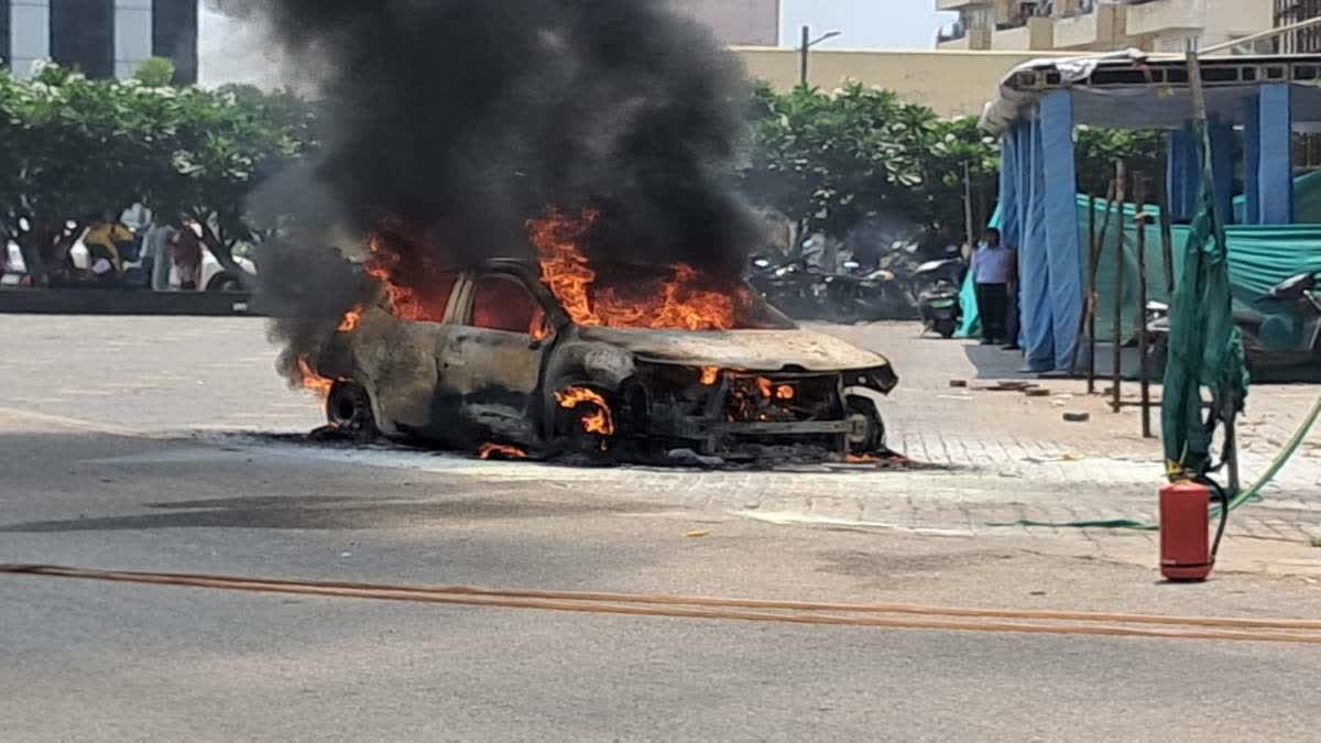रांची में कार में लगी अचानक आग से अफरातफरी, सेल सिटी में हुआ हादसा