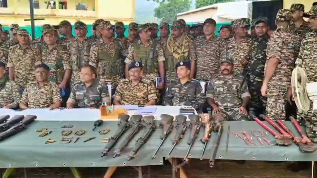 गिरिडीह में नक्सलियों के खिलाफ पुलिस को मिली बड़ी सफलता, पारसनाथ की पहाड़ियों पर मिला हथियारों का जखीरा