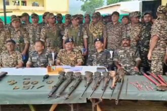 गिरिडीह में नक्सलियों के खिलाफ पुलिस को मिली बड़ी सफलता, पारसनाथ की पहाड़ियों पर मिला हथियारों का जखीरा