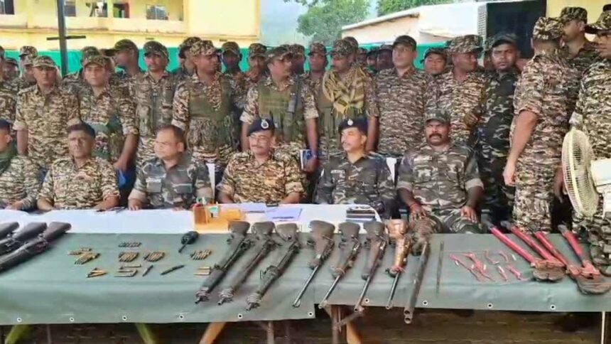 गिरिडीह में नक्सलियों के खिलाफ पुलिस को मिली बड़ी सफलता, पारसनाथ की पहाड़ियों पर मिला हथियारों का जखीरा