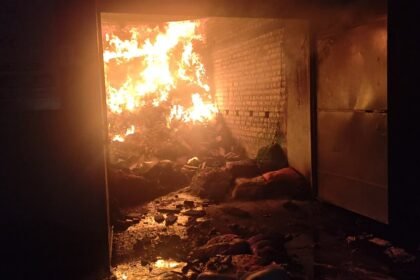 जमशेदपुर में गोदाम में लगी भीषण आग, करोड़ो रुपए का सामान जलकर खाक