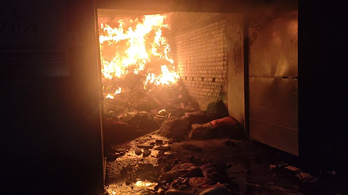 जमशेदपुर में गोदाम में लगी भीषण आग, करोड़ो रुपए का सामान जलकर खाक