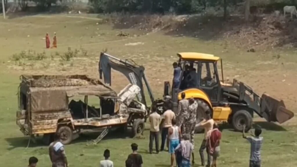 हजारीबाग में बच्चों से भरा स्कूल वैन तालाब में गिरा, 17 छात्र हुए घायल