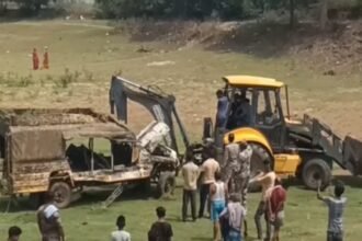 हजारीबाग में बच्चों से भरा स्कूल वैन तालाब में गिरा, 17 छात्र हुए घायल