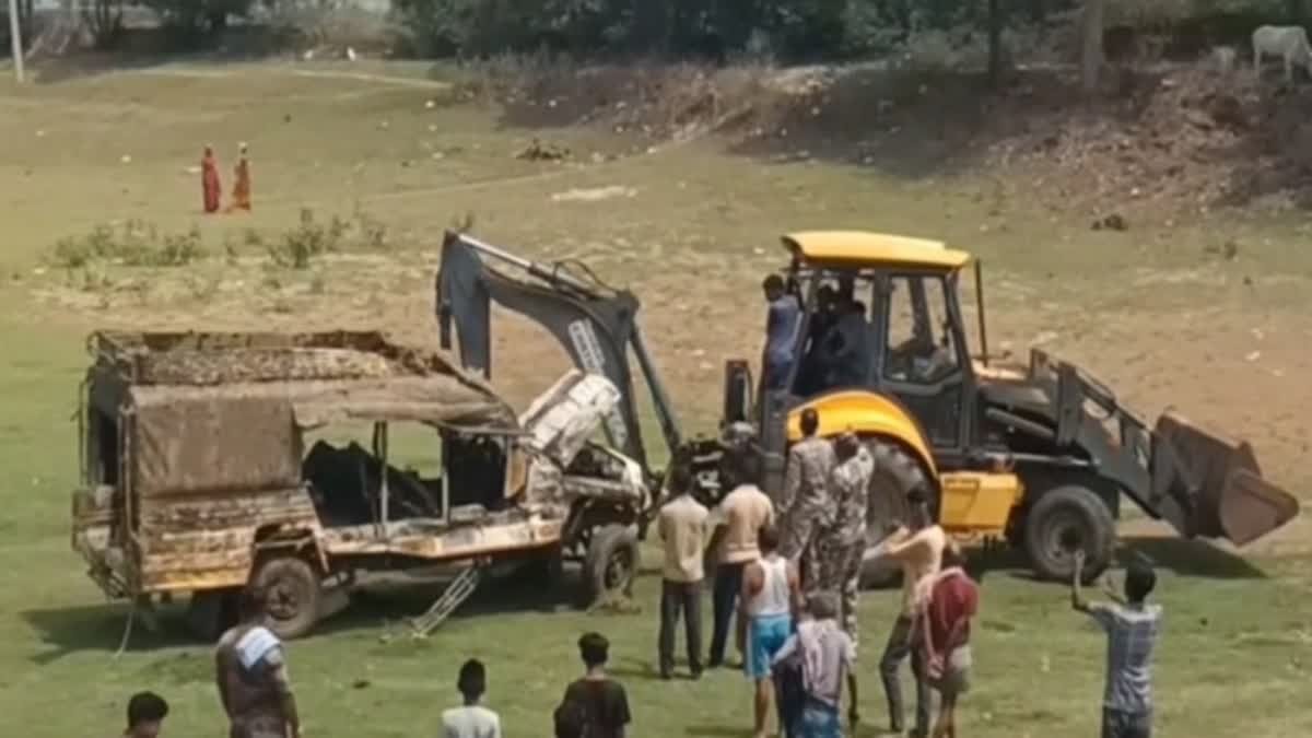 हजारीबाग में बच्चों से भरा स्कूल वैन तालाब में गिरा, 17 छात्र हुए घायल