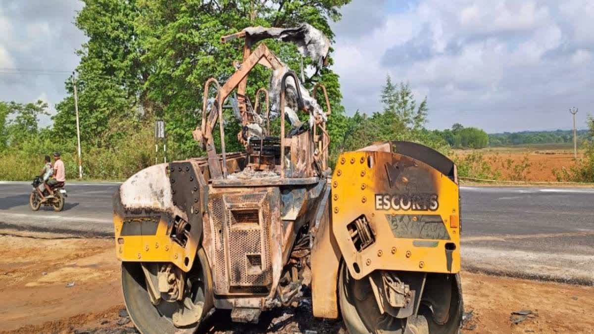 खूंटी में सड़क निर्माण में लगे रोलर को नक्सलियों ने फूंका, लेवी नहीं देने पर दिया घटना को अंजाम