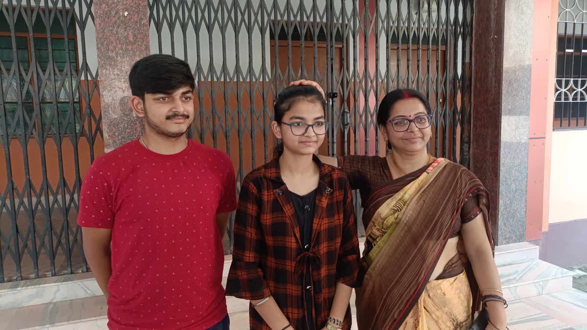 JAC 12th Result 2025: रेशमी कुमारी बनी कॉसर्म की झारखंड टॉपर, मां को सता रहा है डर! पैसे की कमी से कहीं रूक न जाए पढ़ाई..