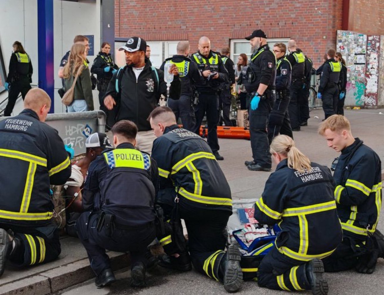 A 39-year-old woman spreads panic in Hamburg, Germany, attacks 13 people with a knife, 6 are in critical condition.