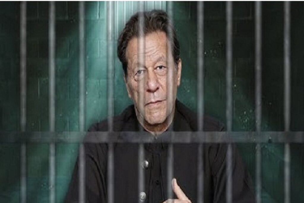 PAK के पूर्व PM इमरान खान की सेहत को लेकर फैली अफवाह ,3 हफ्ते से नहीं मिल पा रहा परिवार,जेल के बाहर धरने पर बैठीं बहनें