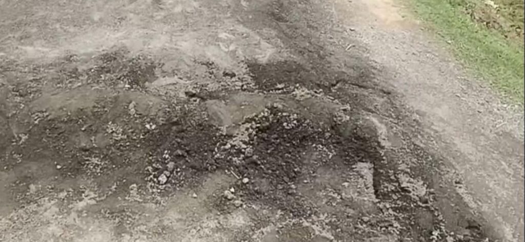 गोड्डा में गाइडबाल बनाने में भारी अनियमितता, बालू की जगह हो रहा है डस्क का इस्तेमाल, लोगों ने जताया विरोध