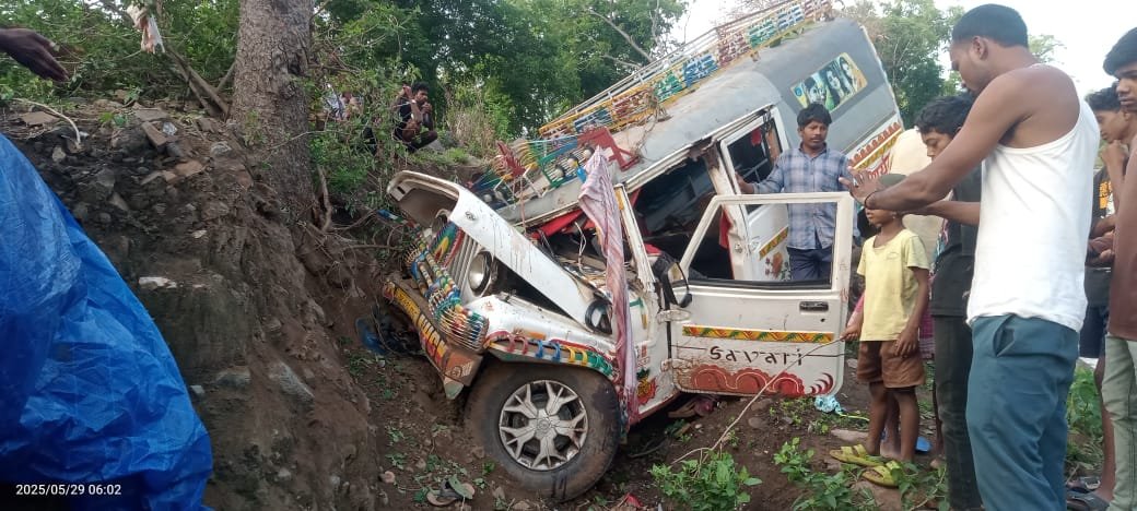 लातेहार में रफ्तार का कहर, सवारी गाड़ी अनियंत्रित होकर पलटी, 2 की मौत, 10 गंभीर रूप से घायल