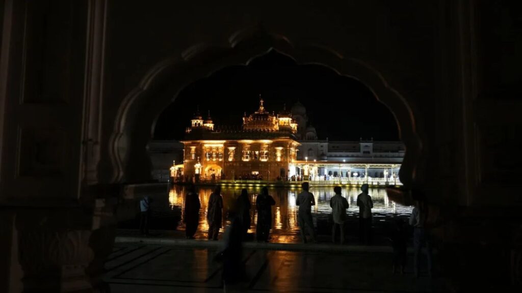 अमृतसर में लोगों को घर के अंदर रहने का निर्देश, खिड़कियों से दूर और लाइट बंद, जम्मू में सायरन की आवाज के बाद पूर्ण ब्लैकआउट