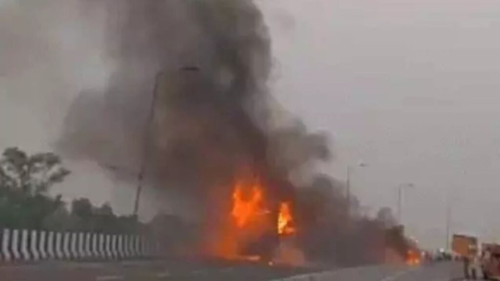 दिल्ली से बिहार जा रही बस में लगी आग, 5 लोगों की जिंदा जलने से मौत, ड्राइवर और कंडक्टर ने कूदकर बचाई जान