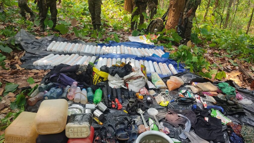 चाईबासा पुलिस को मिली बड़ी कामयाबी, झारखंड-ओडिशा से लूटा गया विस्फोटक सारंडा के जंगल से बरामद