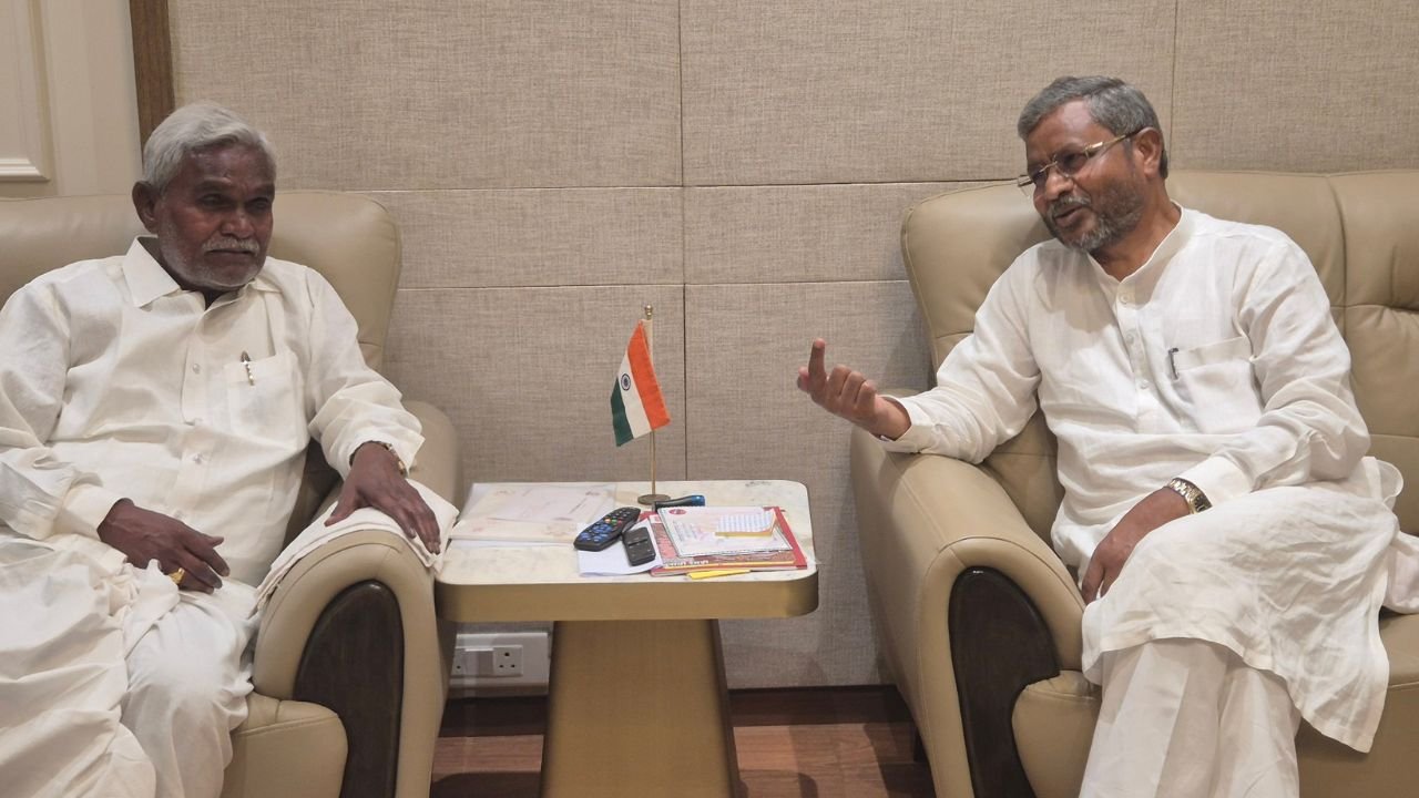 चंपाई सोरेन और बाबूलाल मरांडी के बीच मिट गई दूरियां! दो पूर्व मुख्यमंत्री के बीच जानिये क्या हुई बात