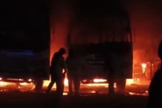 गया जी में चार बसों में लगी अचानक आग, बस स्टेंड में मच गई अफरातफरी