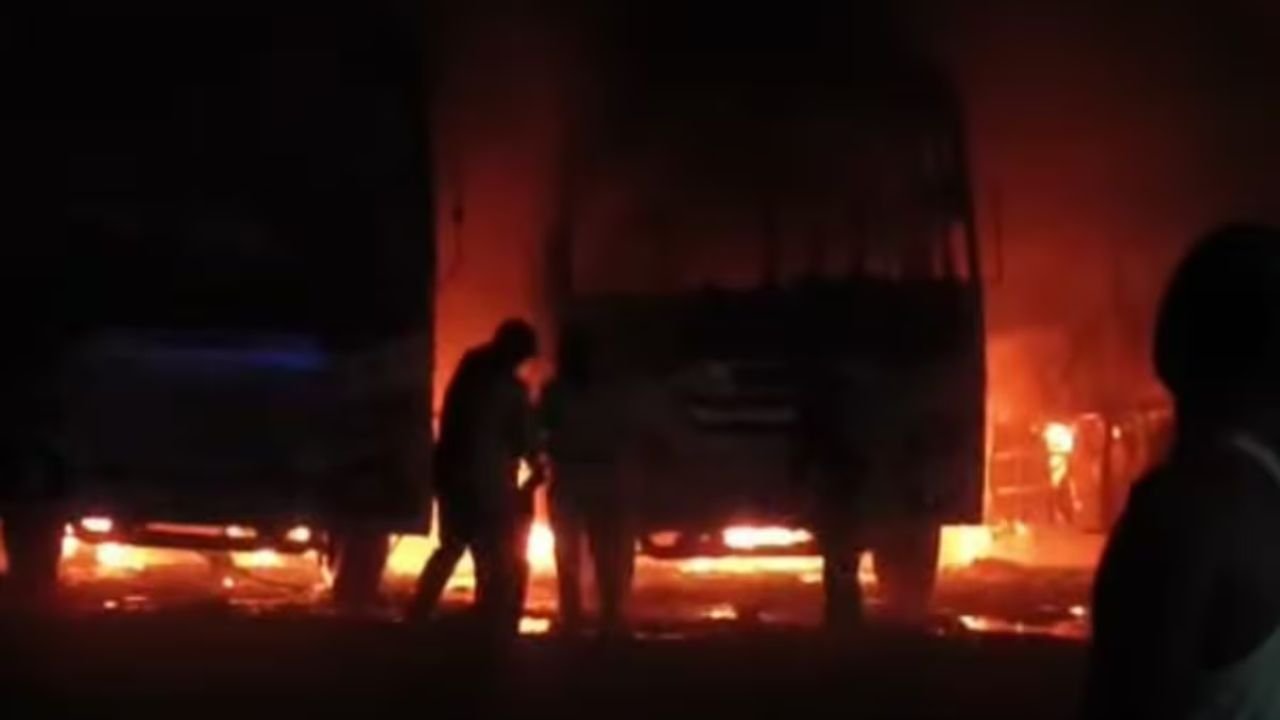 गया जी में चार बसों में लगी अचानक आग, बस स्टेंड में मच गई अफरातफरी