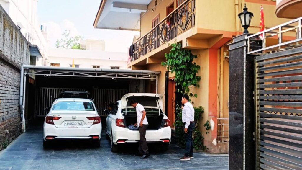 चाईबासा के बड़े कारोबारी पटेल बंधू के घर GST का छापा, कोलकाता और जमशेदपुर से आई टीम ने किया रेड