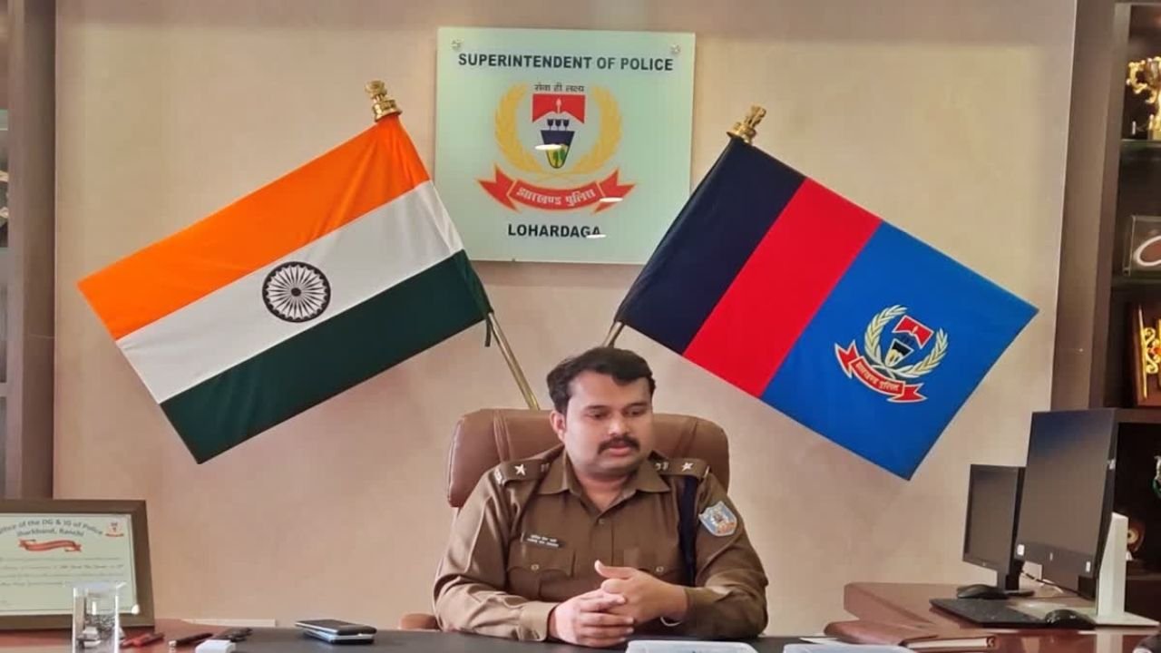 लोहरदगा SP हारिस बिन जमां की बड़ी कार्रवाई, लापरवाही बरतने वाले 9 पुलिसकर्मियों को किया लाइन हाजिर