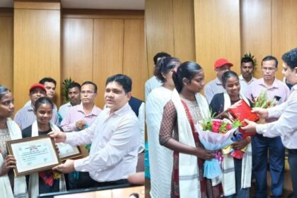 बिरहोर समाज की दो बेटियों को हजारीबाग DC ने किया सम्मानित, मैट्रिक परीक्षा में फर्स्ट क्लास लाने वाली छात्रा बनी ब्रांड एम्बेसडर