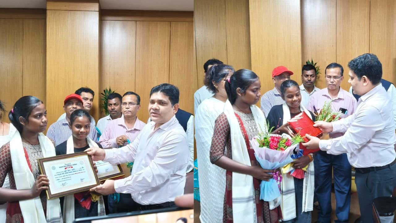 बिरहोर समाज की दो बेटियों को हजारीबाग DC ने किया सम्मानित, मैट्रिक परीक्षा में फर्स्ट क्लास लाने वाली छात्रा बनी ब्रांड एम्बेसडर