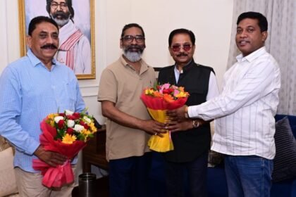 मुख्यमंत्री हेमंत सोरेन से मिले पूर्व सांसद धीरज प्रसाद साहू, राज्य के विकास पर हुई चर्चा