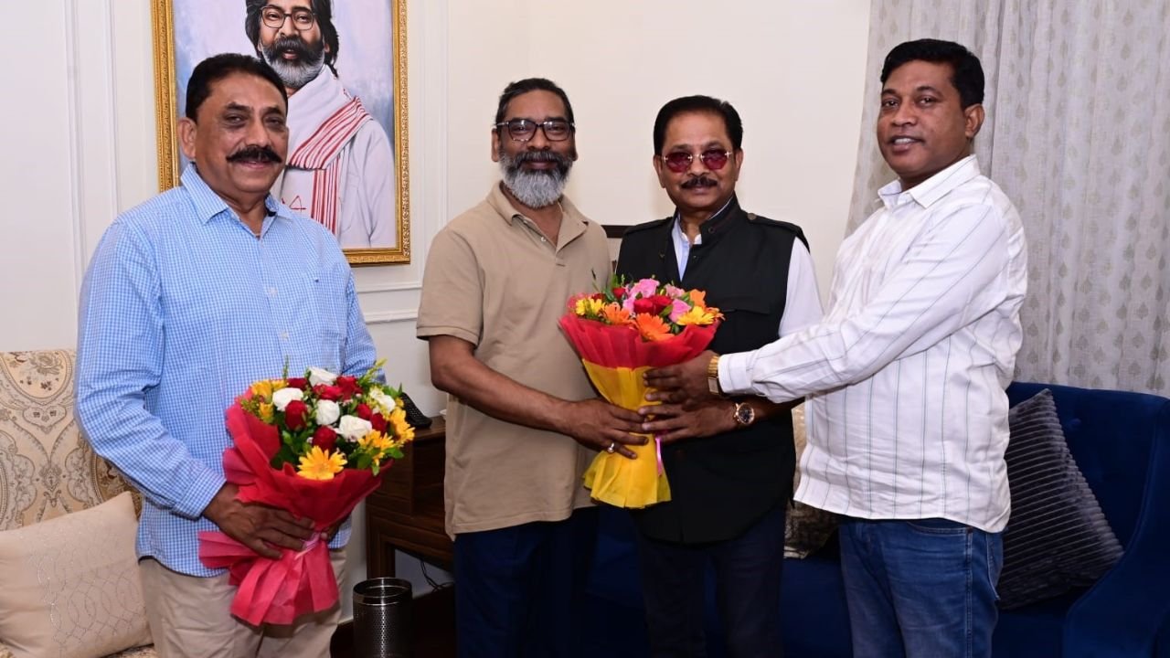 मुख्यमंत्री हेमंत सोरेन से मिले पूर्व सांसद धीरज प्रसाद साहू, राज्य के विकास पर हुई चर्चा