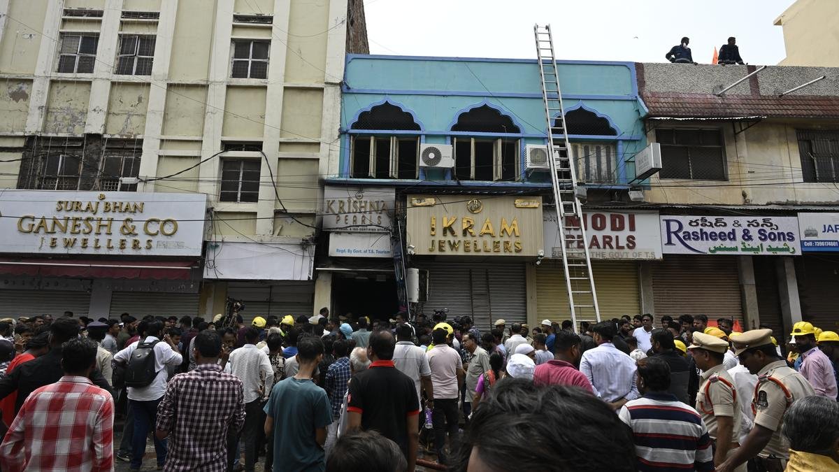 17 people died in fire at Charminar in Hyderabad, 8 children among the dead