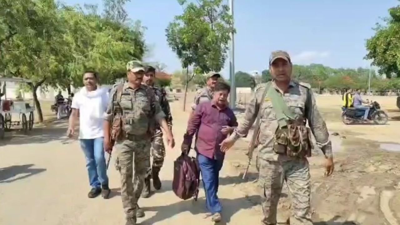 घूसखोर राजस्व कर्मचारी को ACB ने रंगे हाथ रिश्वत लेते किया गिरफ्तार, कोडरमा अंचल कार्यालय में हुई कार्रवाई