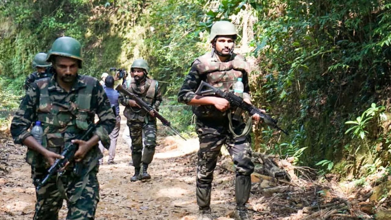 पलामू में सुरक्षाबलों और नक्सलियों के बीच भीषण मुठभेड़, 15 लाख के इनामी नक्सली नितेश यादव के दस्ते से भिड़त