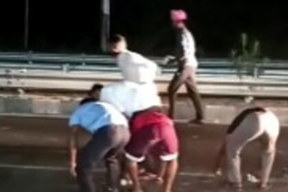 सड़क पर नोटों की बारिश, 500-500 के नोट लूटने की मच गई होड़, VIDEO हो रहा है वायरल