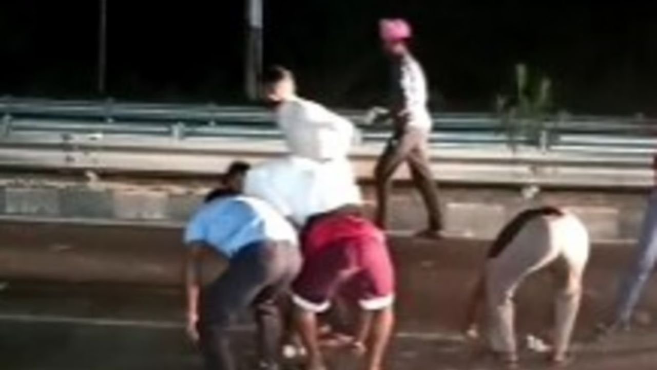 सड़क पर नोटों की बारिश, 500-500 के नोट लूटने की मच गई होड़, VIDEO हो रहा है वायरल