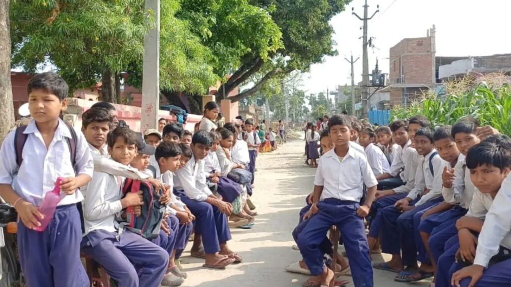 बिहार में जमीन मालिक ने स्कूल में लगा दिया ताला, भीषण गर्मी में गेट के बाहर बैठे रहे छात्र