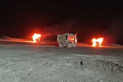 हजारीबाग में उग्रवादियों ने बीजीआर कंपनी के दो वाहन फूंके, गोलीबारी में युवक हुआ घायल