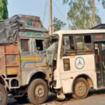 लातेहार में ट्रक और बस के बीच भीषण टक्कर, आठ यात्री हादसे में घायल, दो की हालत गंभीर