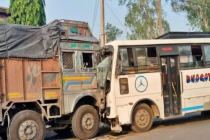लातेहार में ट्रक और बस के बीच भीषण टक्कर, आठ यात्री हादसे में घायल, दो की हालत गंभीर