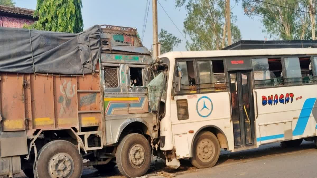 लातेहार में ट्रक और बस के बीच भीषण टक्कर, आठ यात्री हादसे में घायल, दो की हालत गंभीर