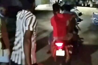 बिहार में मानवता हुई शर्मसार, एंबुलेंस नहीं मिलने पर बाइक पर शव को ले गए परिजन