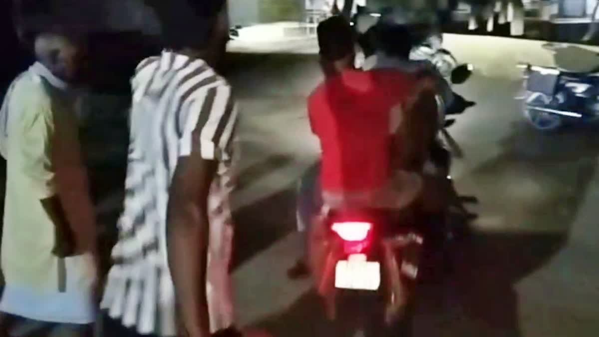 बिहार में मानवता हुई शर्मसार, एंबुलेंस नहीं मिलने पर बाइक पर शव को ले गए परिजन