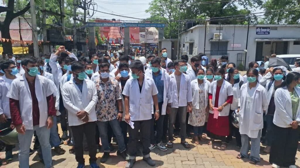 पलामू के MMCH मेडिकल कॉलेज में छात्रों का जबदस्त हंगामा, प्रिंसिपल पर लगाए गंभीर आरोप, सरकार को लिखी चिट्ठी