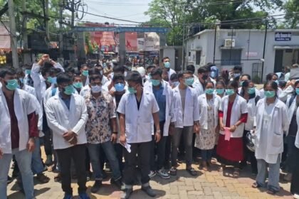 पलामू के MMCH मेडिकल कॉलेज में छात्रों का जबदस्त हंगामा, प्रिंसिपल पर लगाए गंभीर आरोप, सरकार को लिखी चिट्ठी