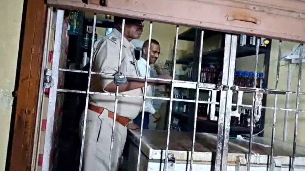 झारखंड में सरकारी काउंटर पर बेची जा रही थी नकली शराब, उत्पाद विभाग की टीम ने मारा छापा, 5 सेल्समैन को हिरासत में लिया गया