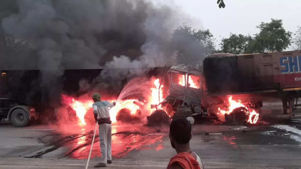 बिहार में दिल दहलाने वाली घटना, पटना-बक्सर NH पर टायर फटने से ट्रक में लगी भयंकर आग, ड्राइवर जिंदा जला